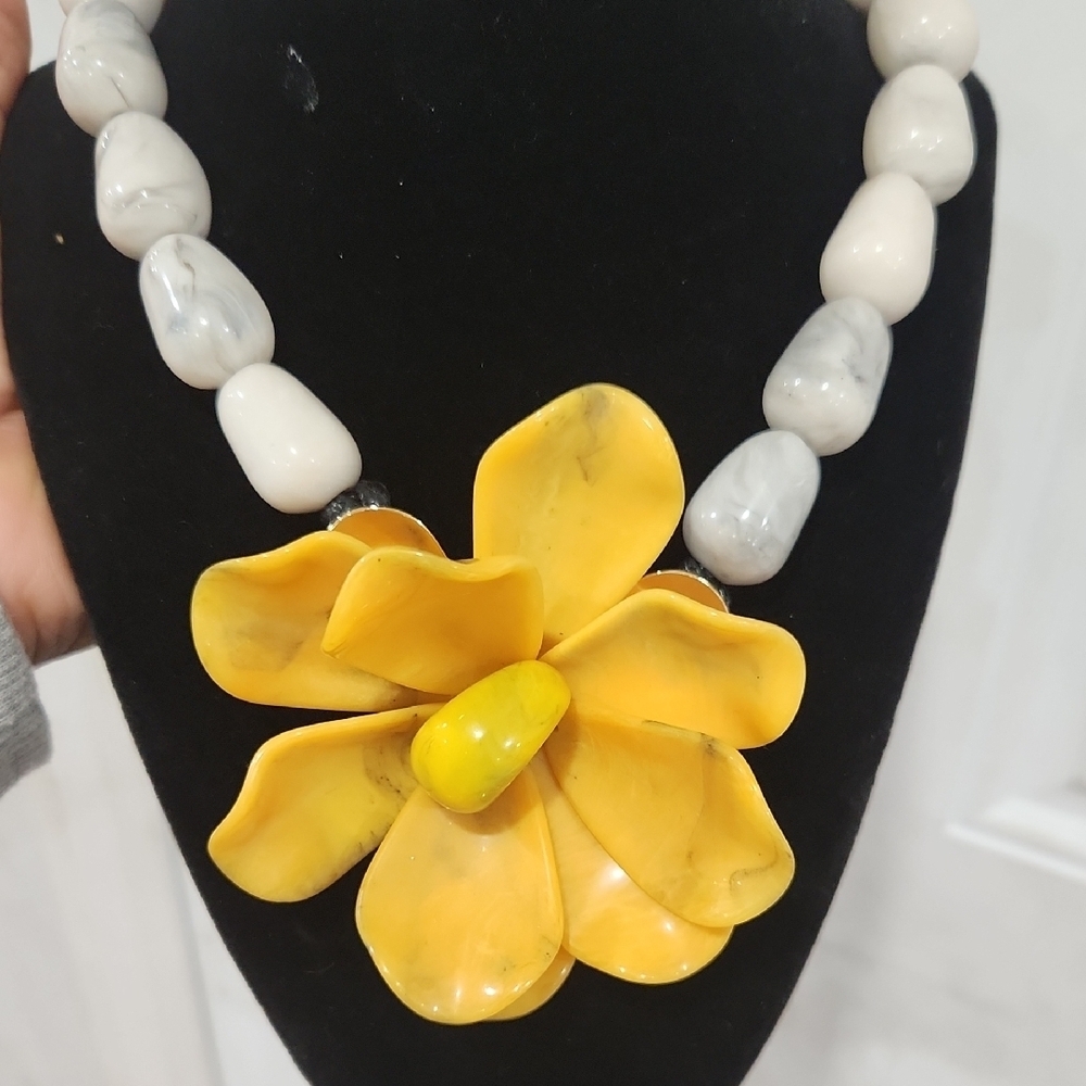 🏵🔹️Piper K 🔹️Beaded 18" Resin Necklace With Oversized Yellow Floral Pendant - Picture 13 of 14